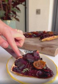 🌱 Vegan Beetroot & Red Onion Tarte Tatin 🥧