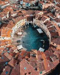 Piazza dell'Anfiteatro a Lucca