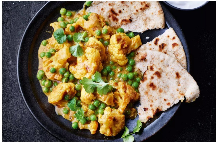 Creamy cauliflower & pea korma