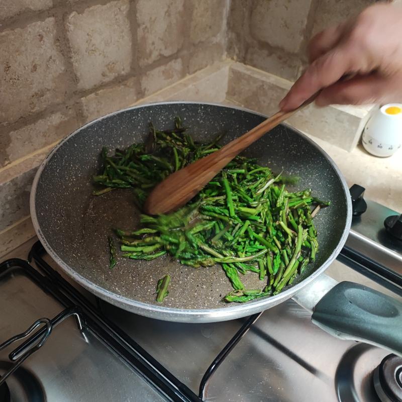 Quando l' olio è caldo aggiungere gli asparagi e lasciare soffriggere