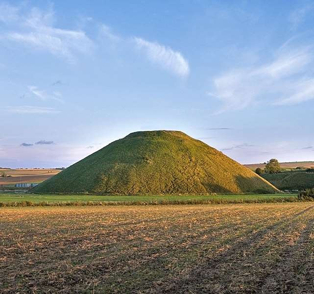 Mound Hill: Silbury Hill, England.