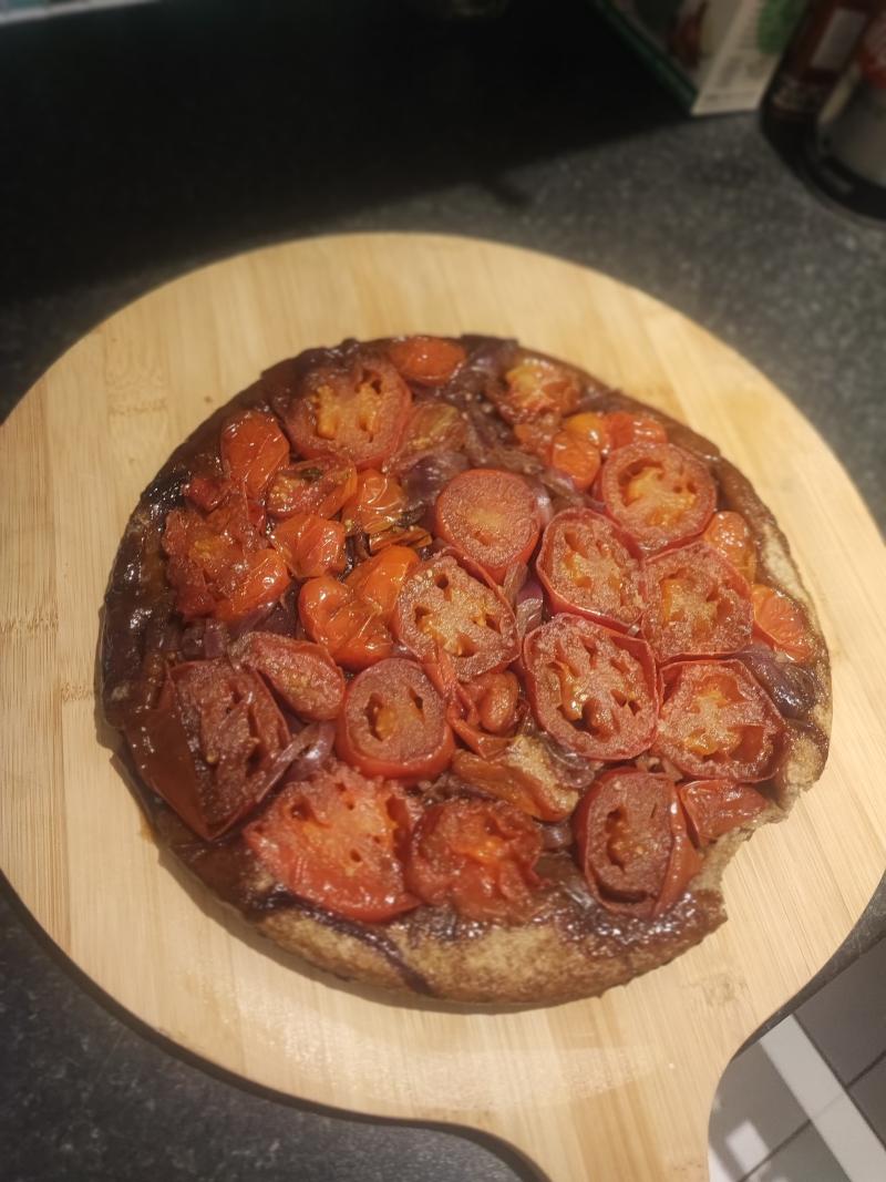 Tartin di pomodori arrosto cipolla caramellata e caprino