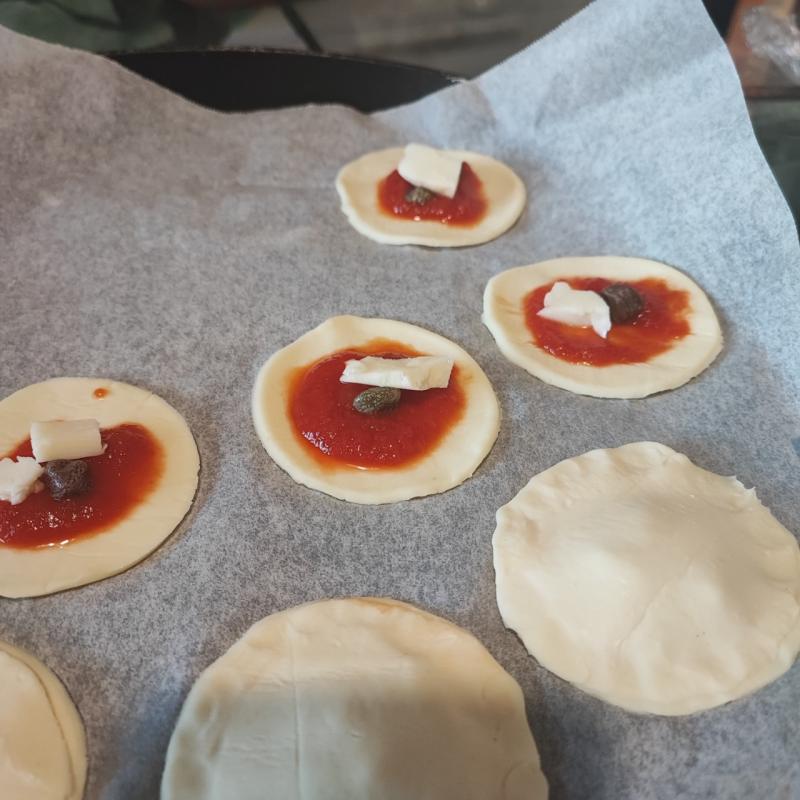 Pizzette sfoglia con cappero al sale