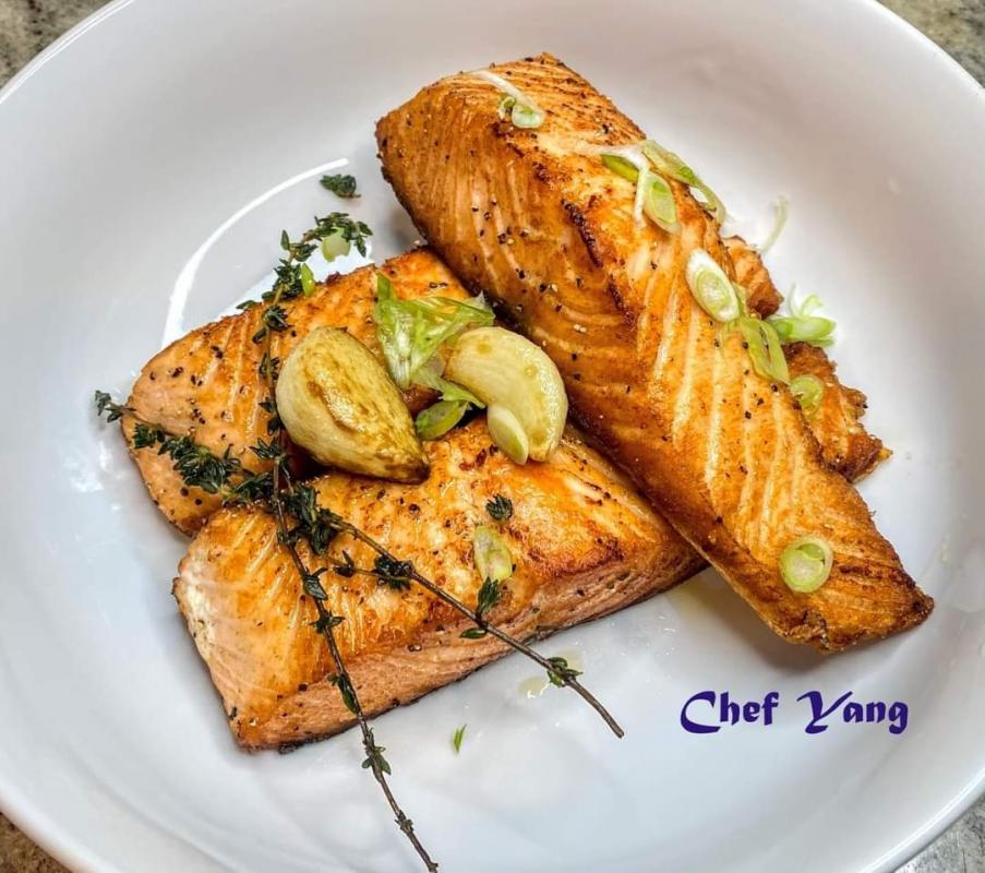 Pan-Seared Salmon 蒜煎三文魚