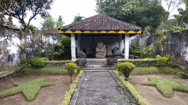 The Enchantment of the Blitar's Statue