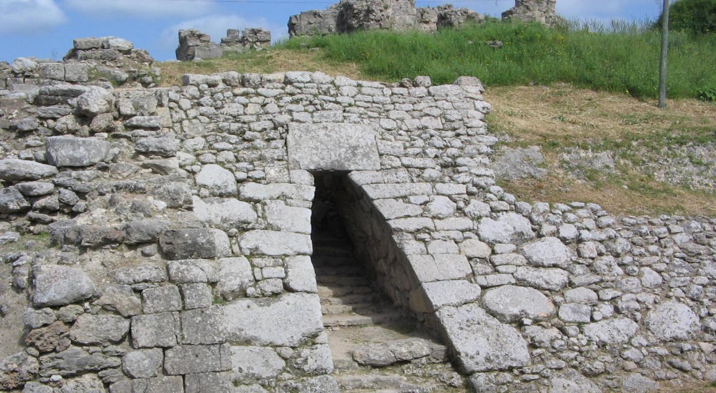 Example of trapezoidal architecture: The the Gate of Ugarit in Siria.