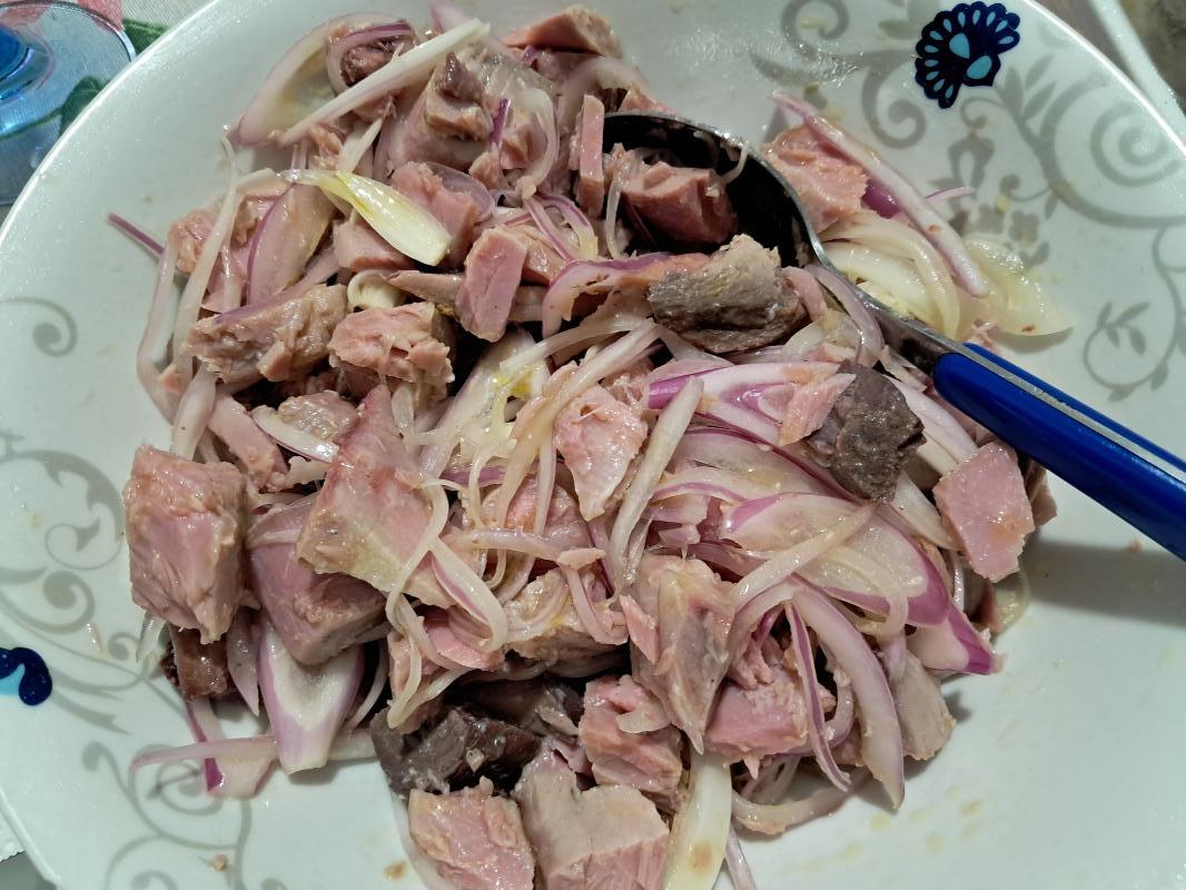 Tonno bollito con cipolle