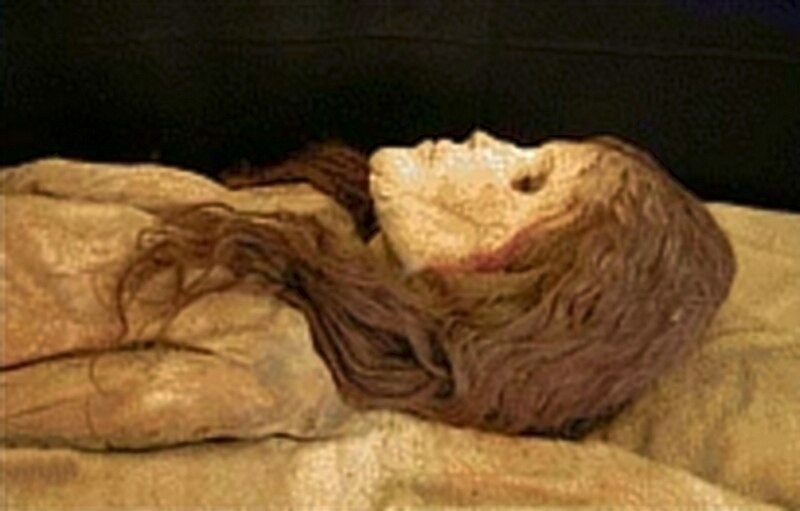 Mummy of a girl about twenty years old: note the ash blonde hair, typical of Nordic races.