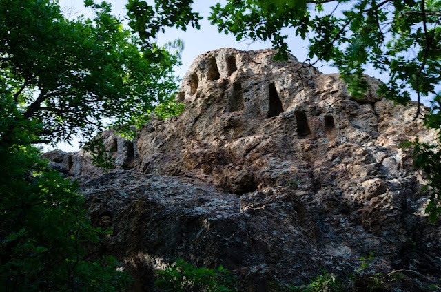 The view from below of the Perperikon mountainside shows, as in other cases, eroded walls with a mul