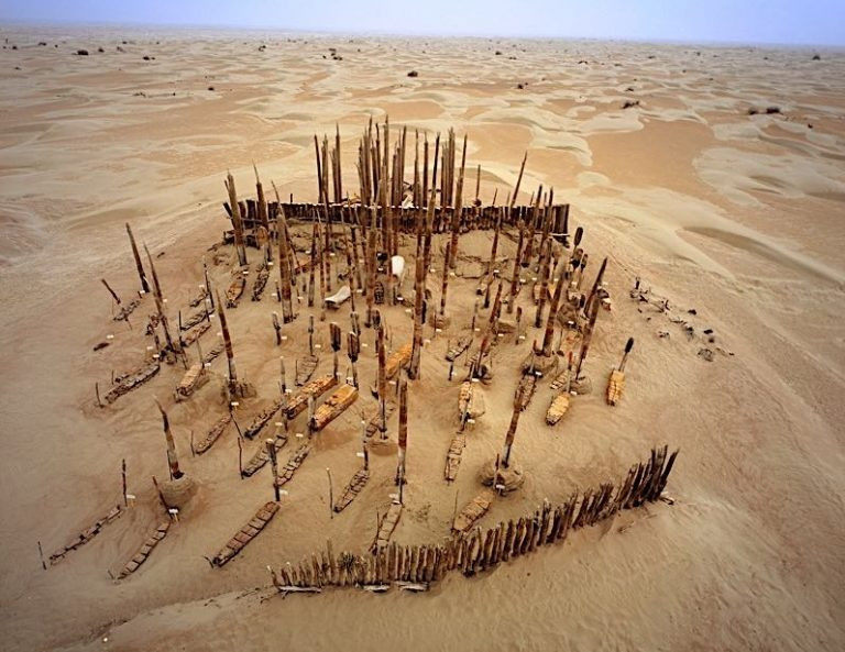 The Xiaohe mound, an incredible mound of earth about ten meters high that hosted the bodies of three