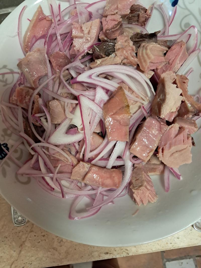 Tonno bollito con cipolle