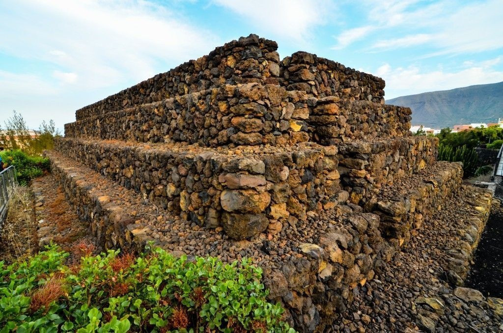 The pyramids of Sicily show characteristics already known in the world. A stepped structure, conside