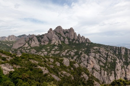 The sandstone peaks of Montserrat, in Catalonia, often show mysterious lights that move quickly: als