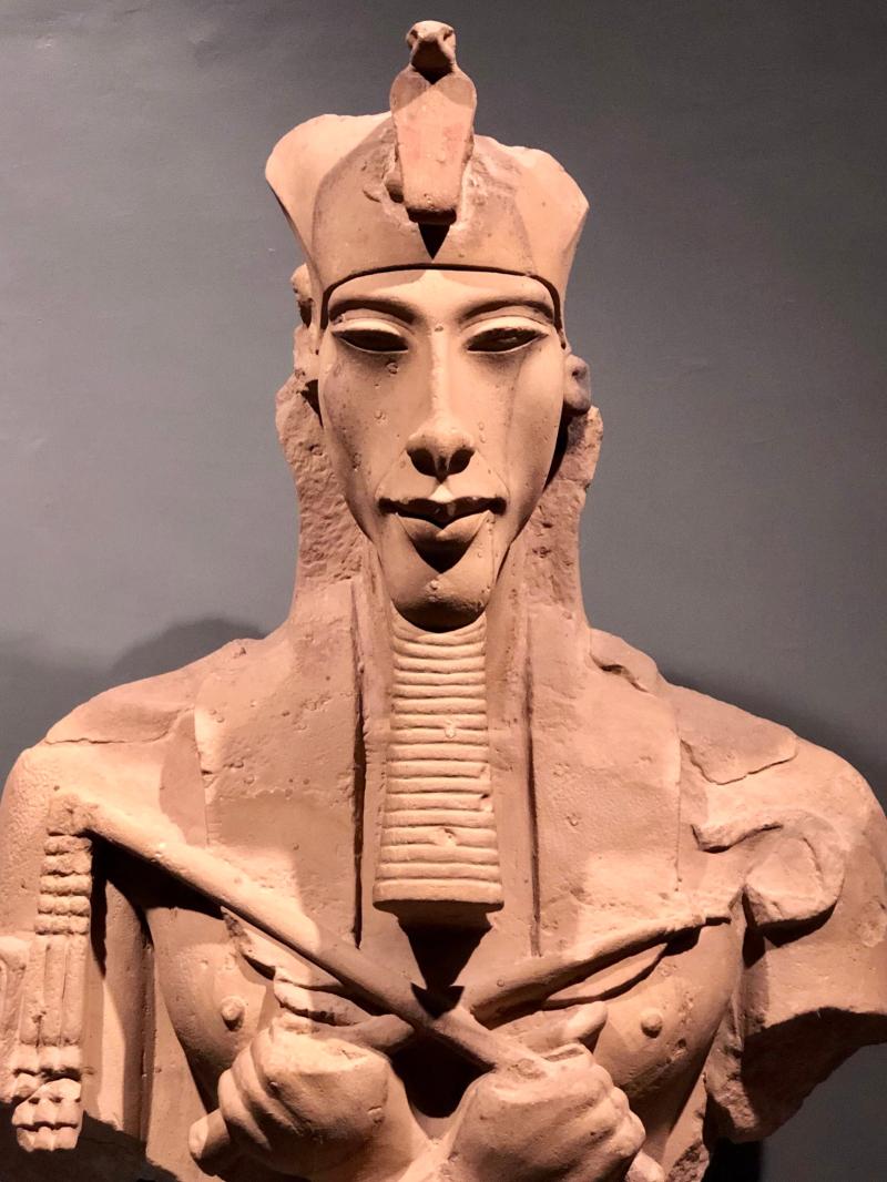 Akhenaten shows, in many statues, male attributes such as the Beard of Osiris on the female body: on