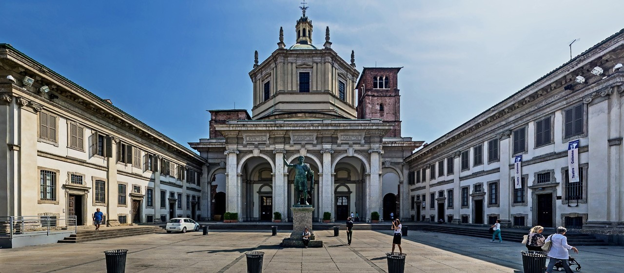 In Milan, while the Basilica of San Lorenzo has a Greek cross plan, the nearby chapel of Sant'Aquili