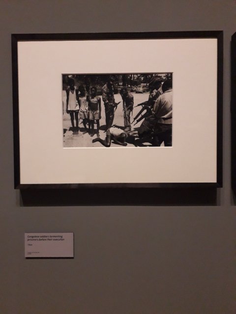 Congolese soldiers formenting prisoners before their execution