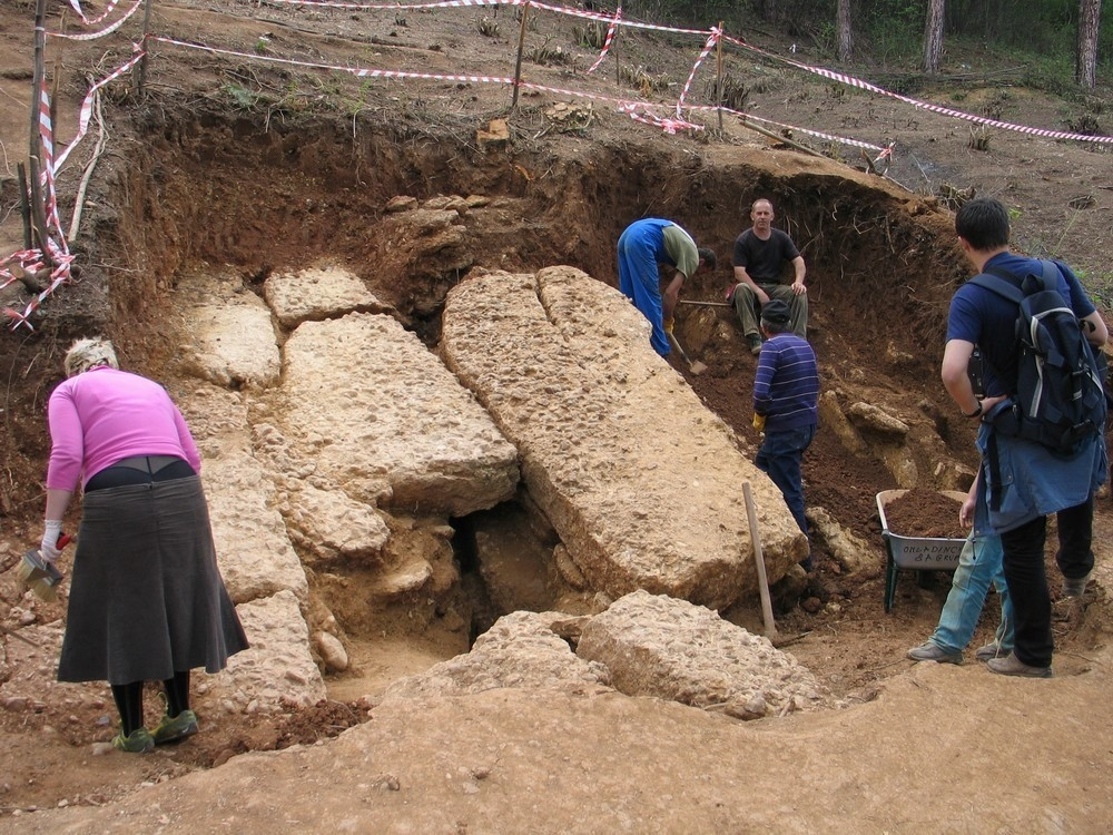 Some slabs are made of a particular ochre-coloured slate. It should be underlined that slate has a c