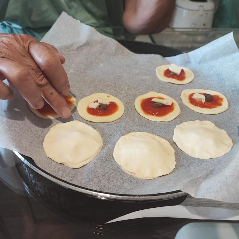 Pizzette sfoglia con cappero al sale