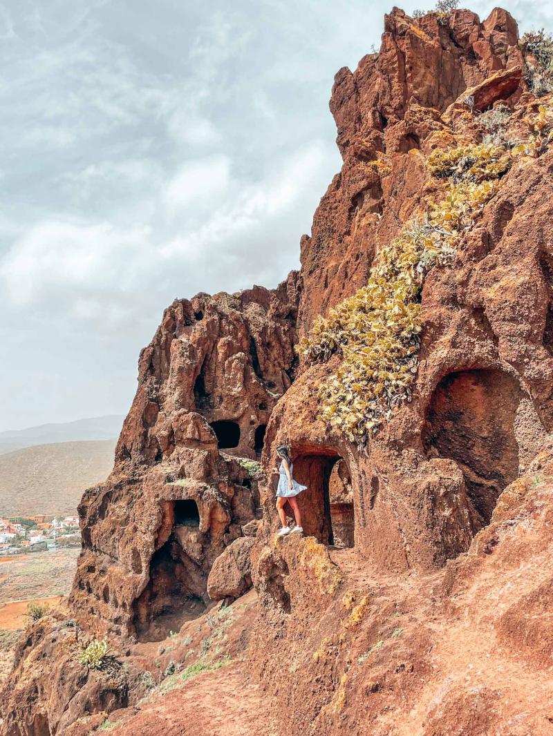 Also in Gran Canaria, at the Roque Nublo, a Guanche cave overlooking a cliff shows the natural defen