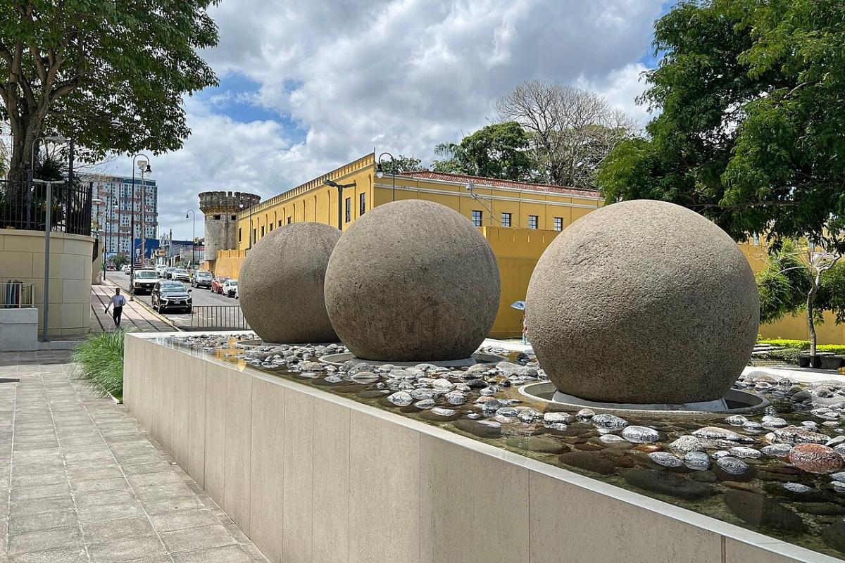 In San José, the capital of Costa Rica, Spheres are placed everywhere as street furniture, adorning 