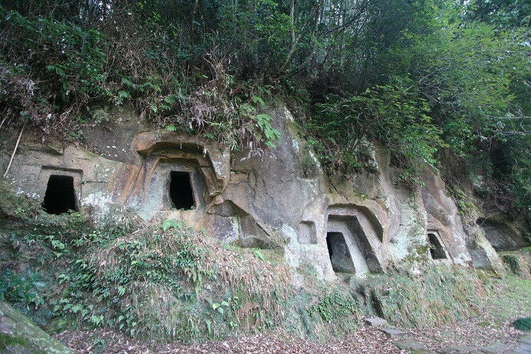 Megalithic tombs in Japan, attributable to the Jomon Culture, found in Ishinuki-Nagino. Note the usu