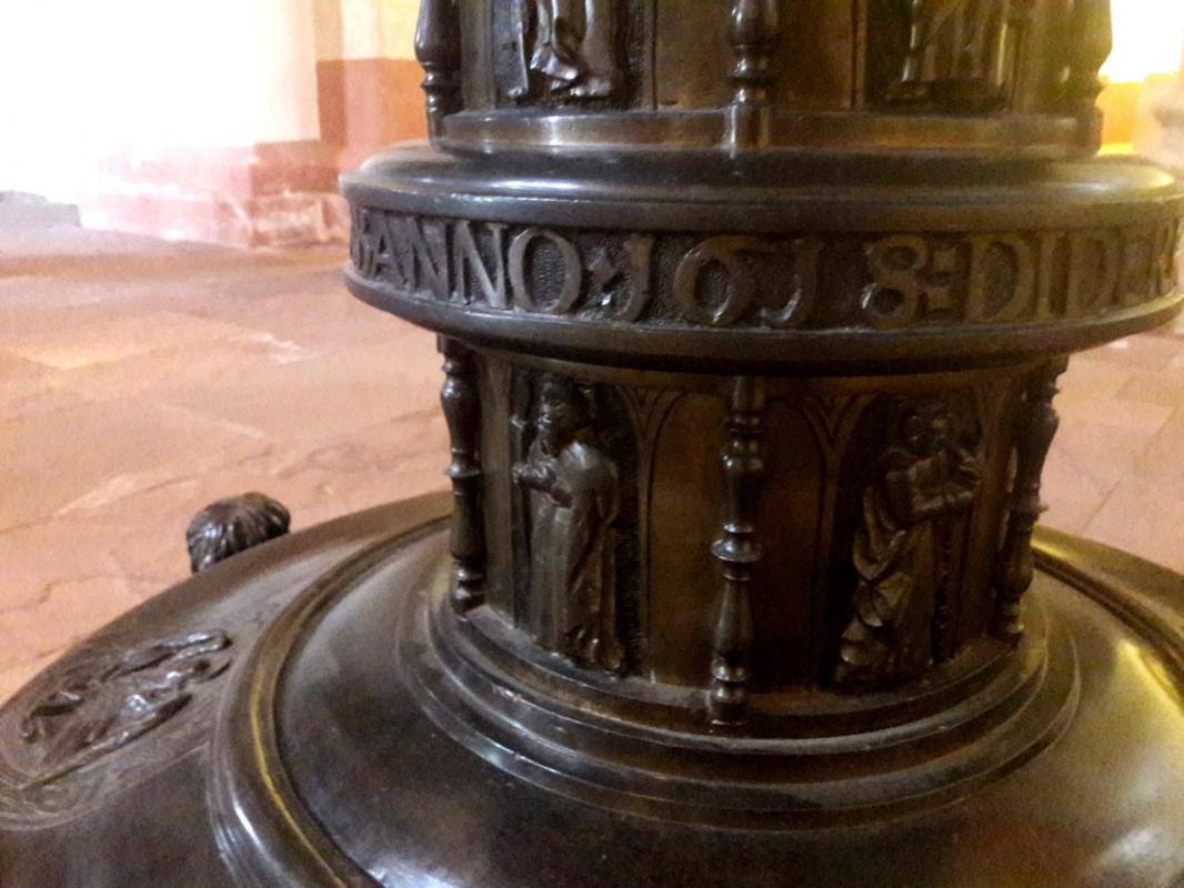 The year 1618 is engraved in the baptismal font.