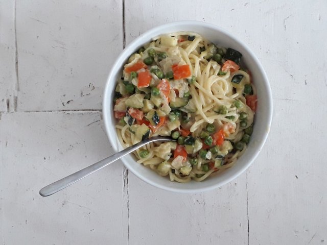 Spaghetti con pasticcio di verdure e panna