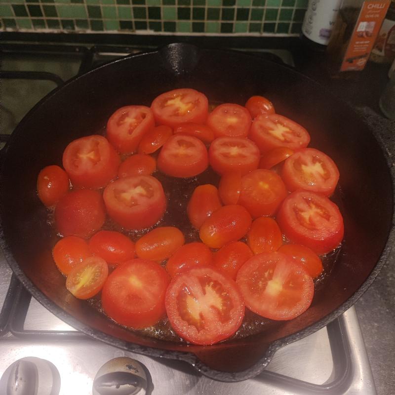 Tartin di pomodori arrosto cipolla caramellata e caprino