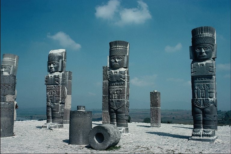 Ruins of Tollàn: these anthropomorphic columns, which reach 5 meters high, were part of a complex ba