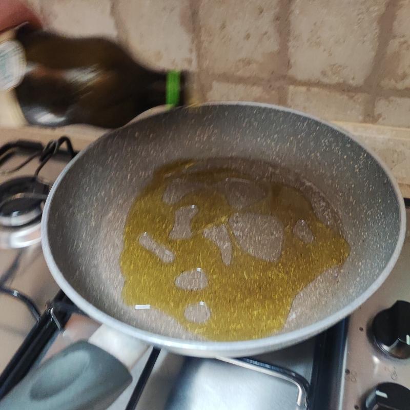 Versare olio su una padella