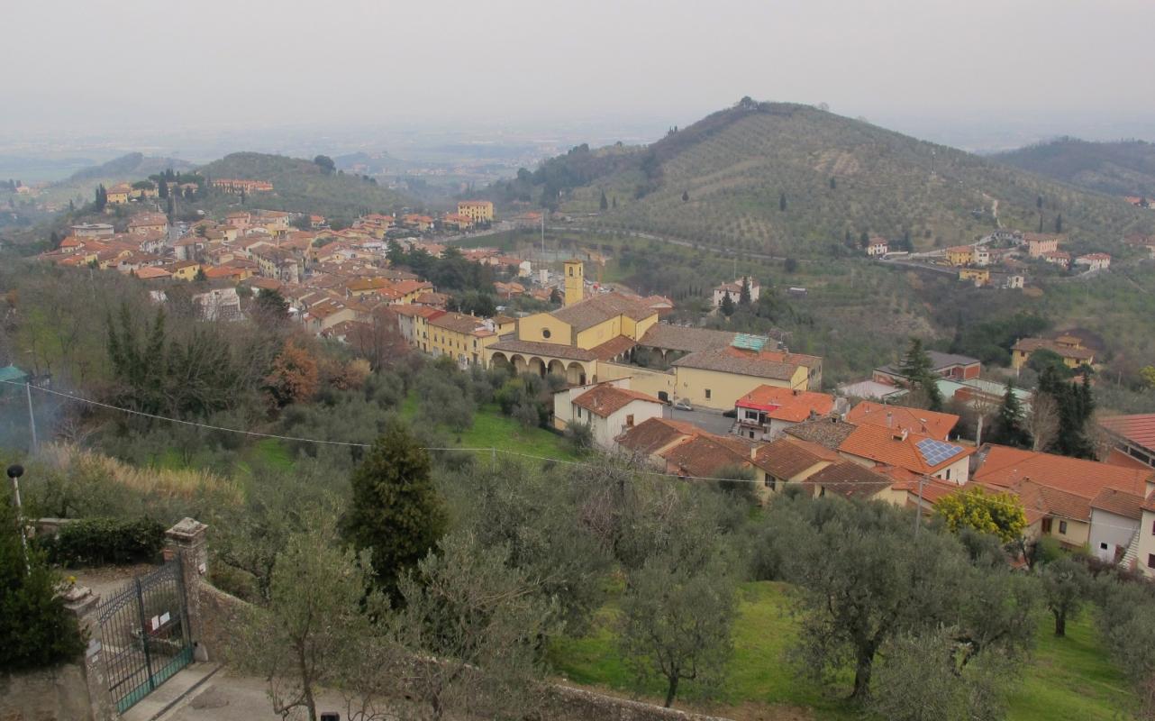 In the Volturno plain at the foot of Monte Santa Croce stands this incredible hill, absolutely isola