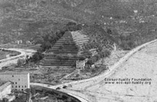 The pyramid seen from the Paillon river. In comparison with other buildings, its considerable dimens