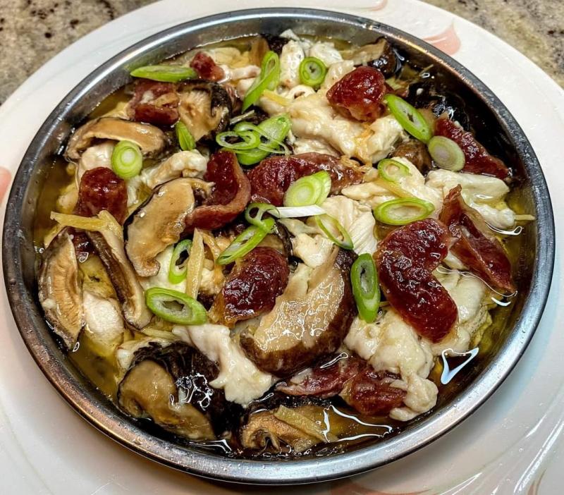 Steamed Chicken with Shiitake Mushrooms and Chinese Sausage 東菇臘腸蒸雞