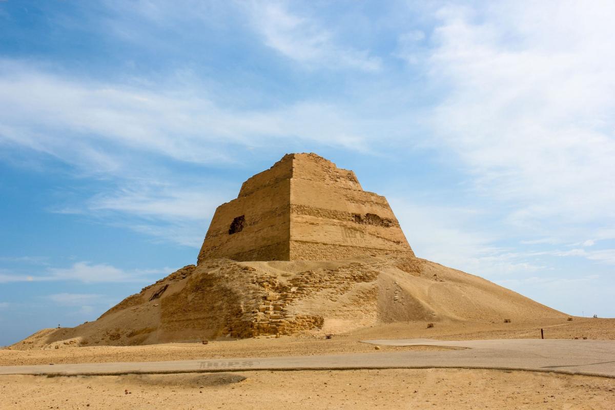 The Meidun pyramid. The collapse, which occurred when the pyramid was still under construction, expo