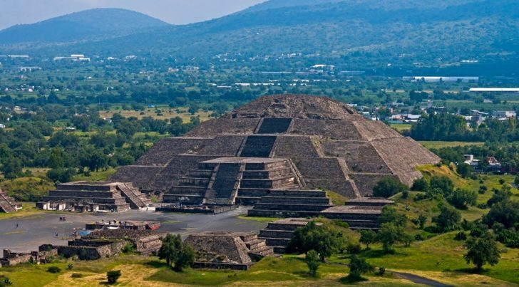 A thick layer of mica was found between the two upper levels of the Pyramid of the Sun in Teotihuaca