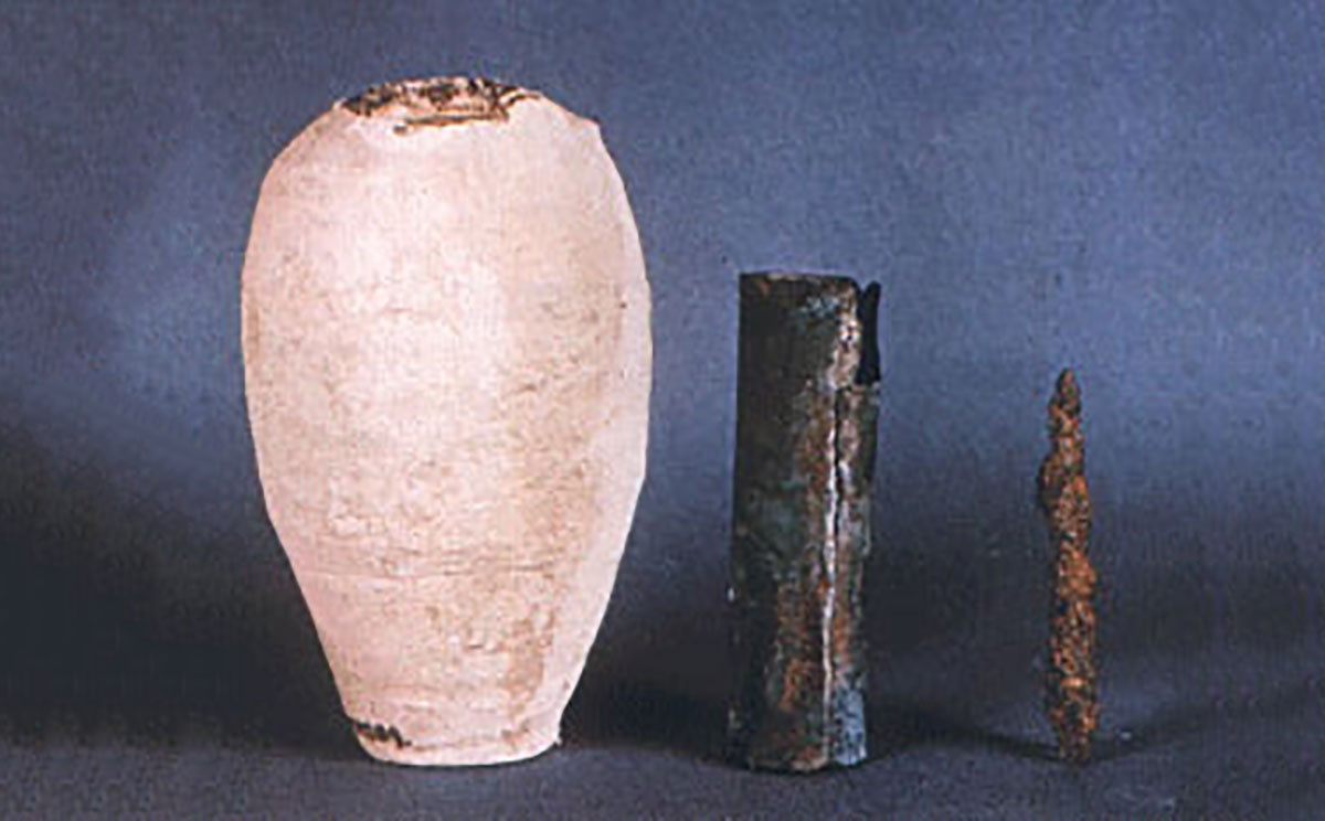 The alleged battery preserved at the Iraqi Museum of Antiquities in Baghdad: a clay jar coated with 