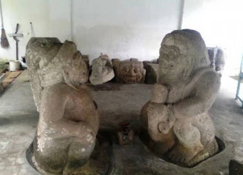 The Enchantment of the Blitar's Statue