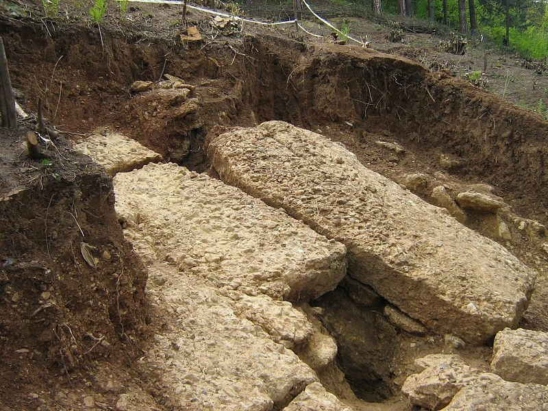 In addition to the slabs on the Sunca Pyramid, other structures were found, such as niches and steps