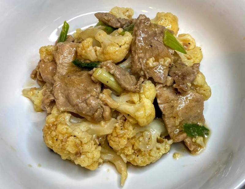 Sautéed Pork with Cauliflower 椰菜花炒肉片