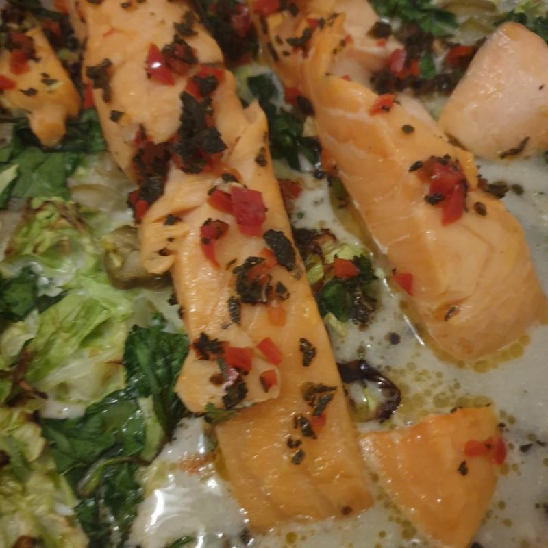 Salmone con cavolo spinaci e latte di cocco 