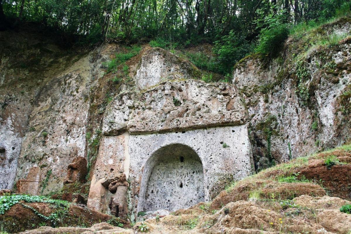 The tomb of the Mermaid, in Sovana, in the province of Grosseto: an exceptional example of the fish-